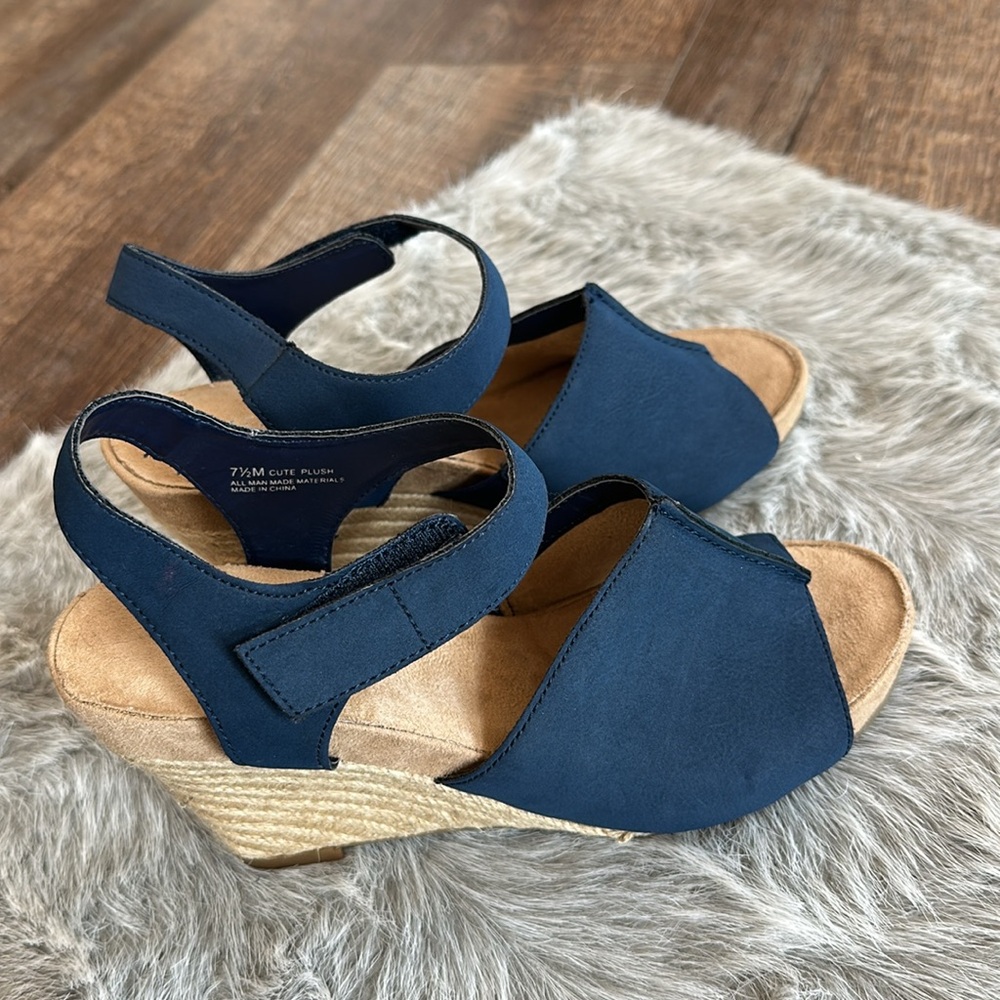 NWOT Aerosoles Women's Navy Sandals